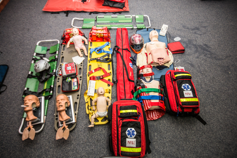 Pełen zestaw sprzętu szkoleniowego KURS-MED — fantomy, deski ortopedyczne, plecaki ratunkowe