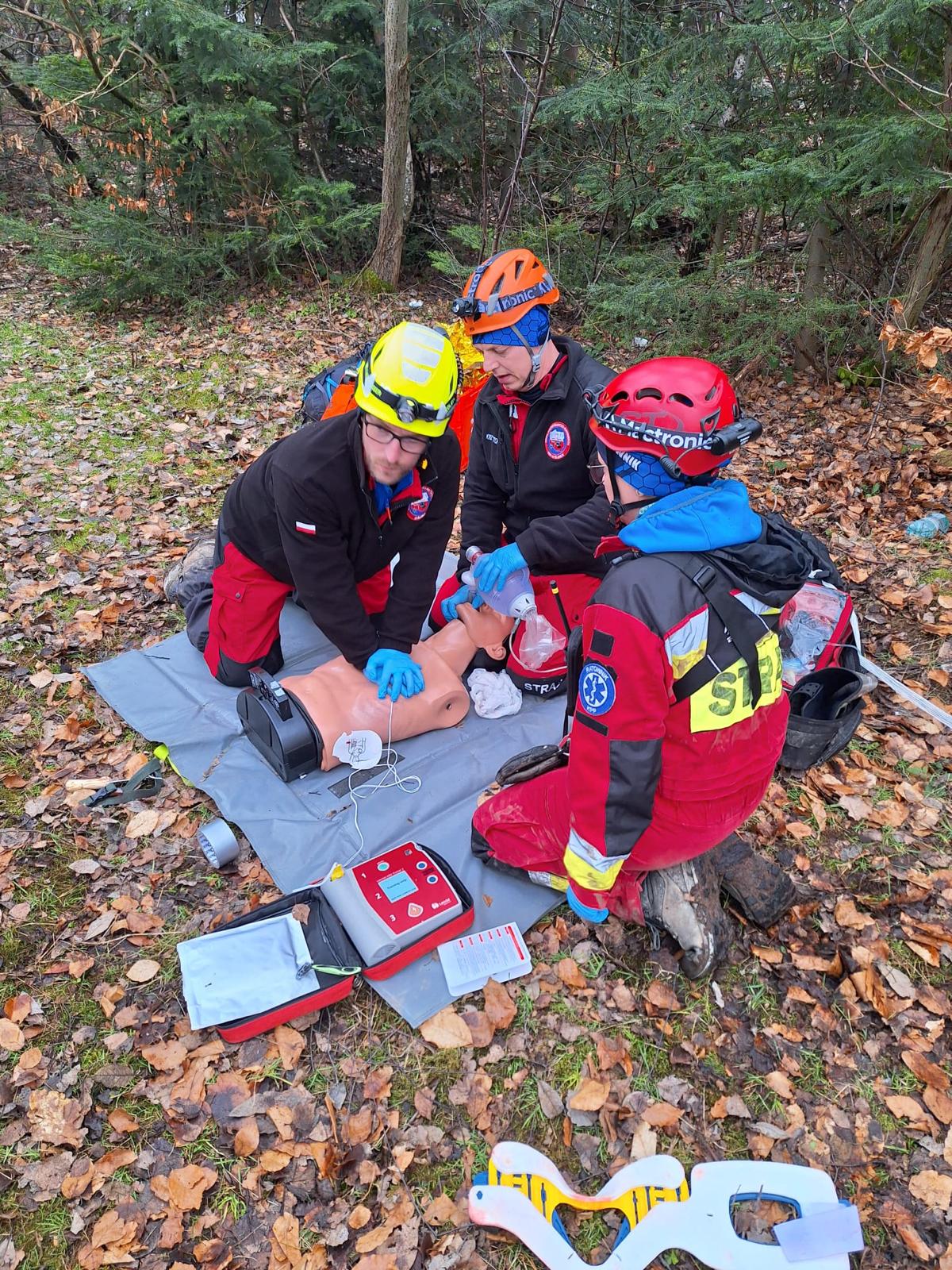 Ratownicy GRS w czerwonych kaskach podczas ćwiczeń terenowych z AED